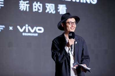 穿着西装笔挺的男子与配字

描述已自动生成