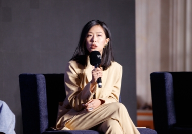 女人坐在椅子上

描述已自动生成