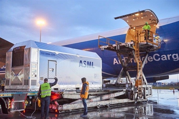 光刻机10亿一台仍供不应求 ASML公司被看好：明年市值3.2万亿元