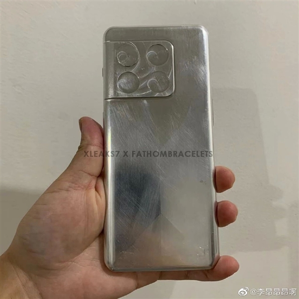 首批骁龙8 Gen1旗舰！一加10 Pro机模曝光：后摄“逼死”强迫症