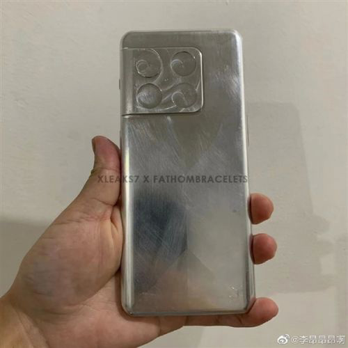 银色的手机金属模型。边框以及四角圆润，后摄部分凸起，也是圆角