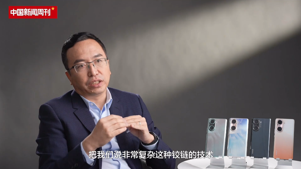 赵明采访视频截图，右侧为荣耀 50 系列