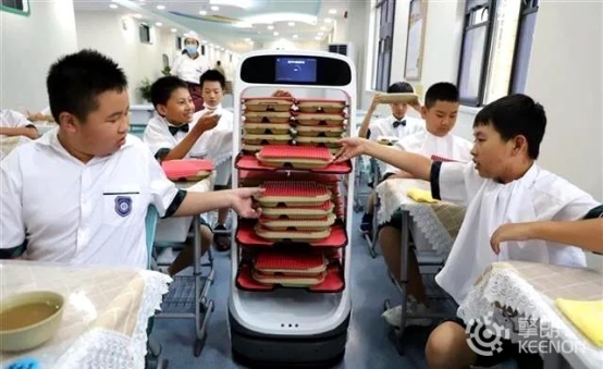 聚焦丨擎朗送餐机器人上岗武汉经开外校食堂，助力打造智慧校园
