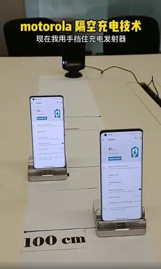 摩托罗拉：异物阻挡不影响 moto 隔空充电，支持边玩边充